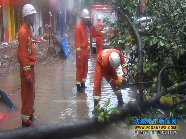 东兴市急降暴风雨 消防大队紧急救援