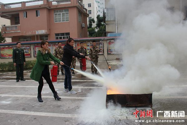 东兴消防部门组织市民开展消防开放活动