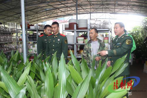 东兴边检站官兵向驻地苗圃技术人员学习种养技术